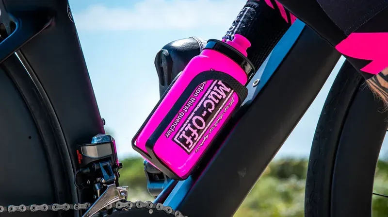 Muc-Off x Elite Fly 550ml Water Bottle in Pink-3